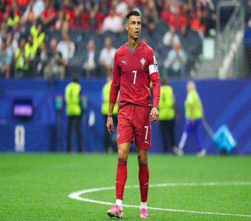 挺着大肚也能飞！身高166体重170门将6次神扑 FIFA147非预赛逼平昔日冠军